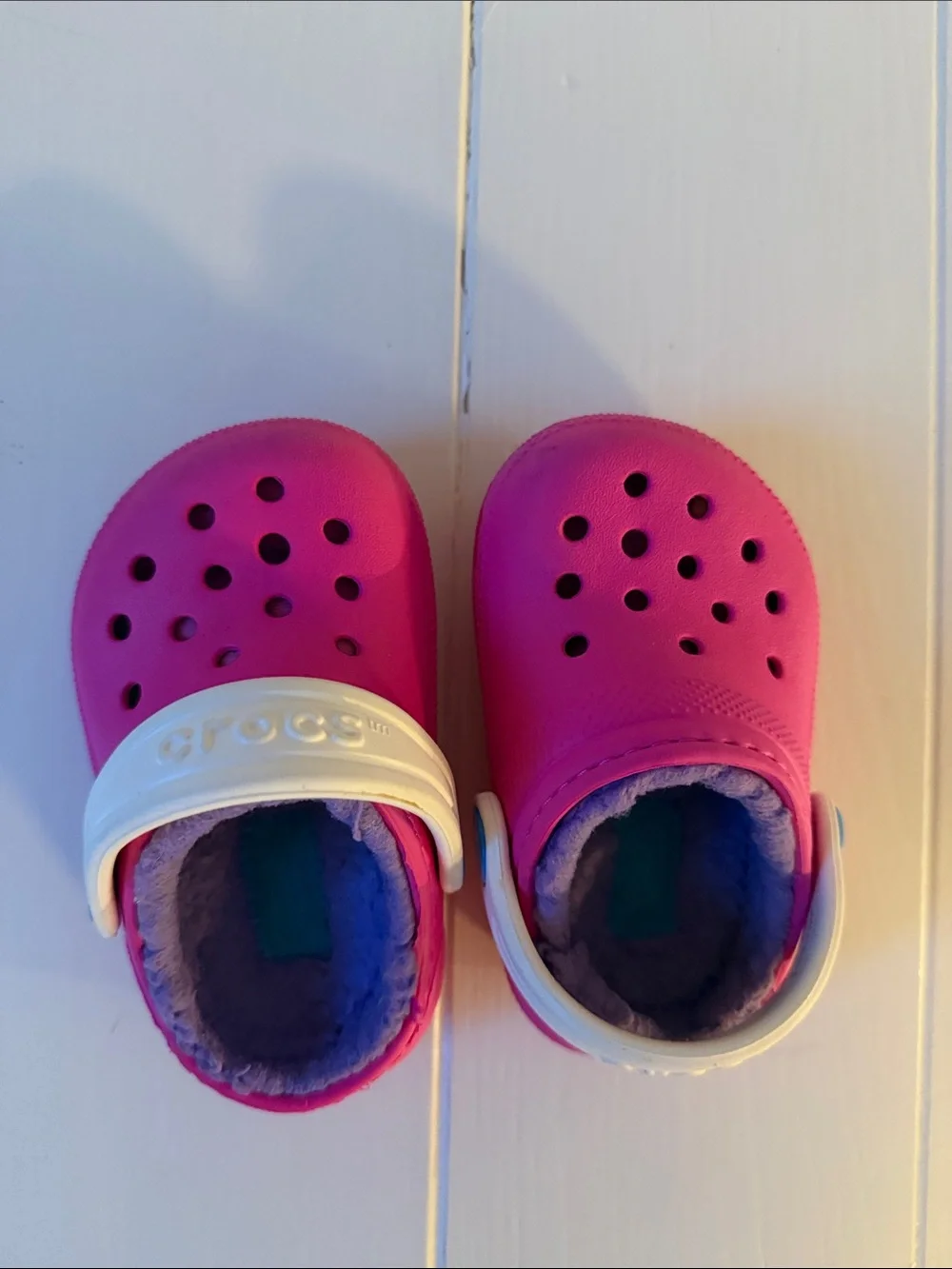 CROCS Kids Fuzzy Lined Clogs in Bright Pink with White Strap